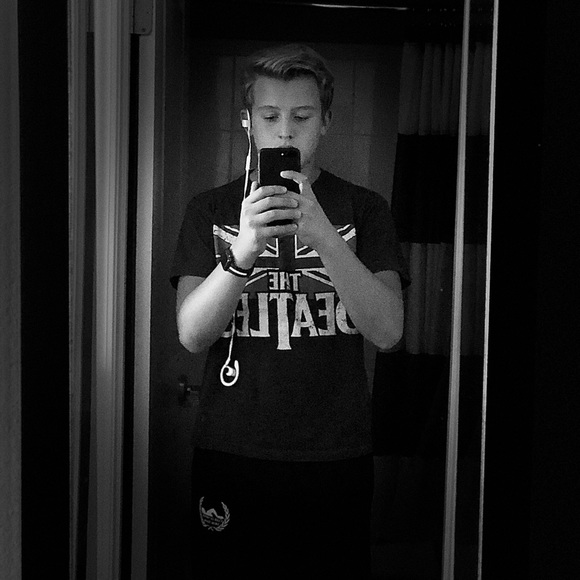 Meet your Posher, Tech - Picture 5 of 7